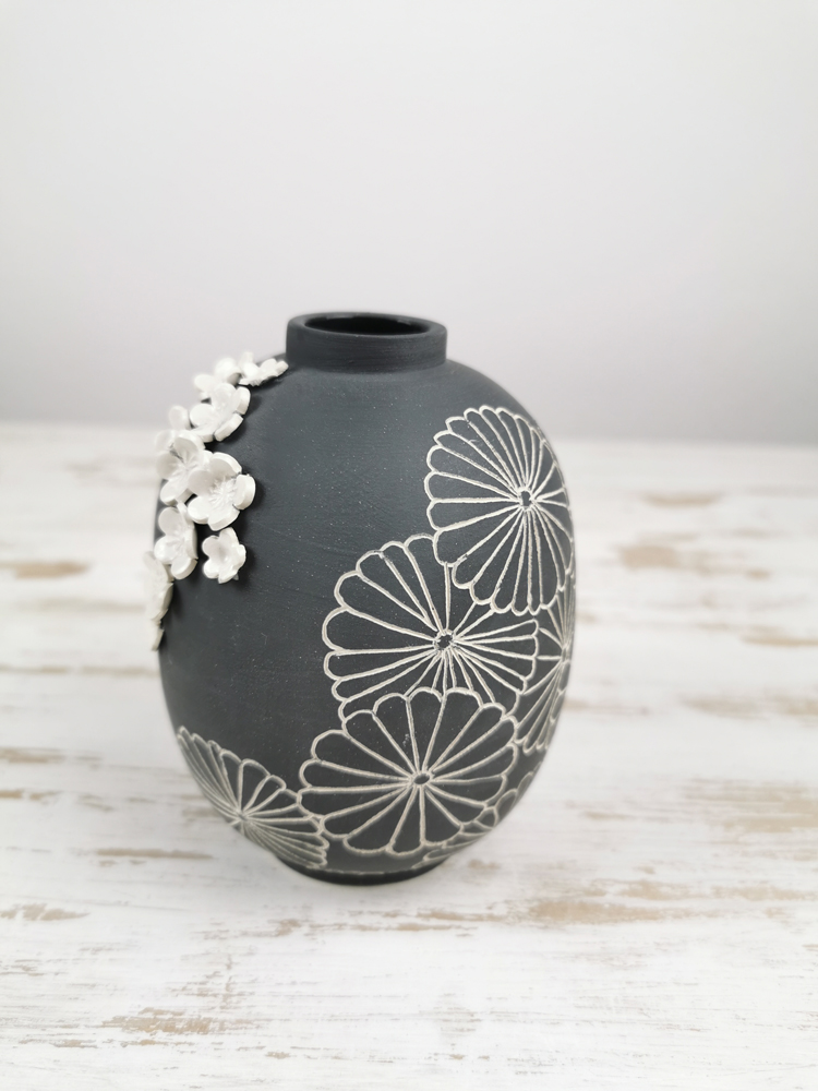 piccolo vaso in ceramica con delocati fiori