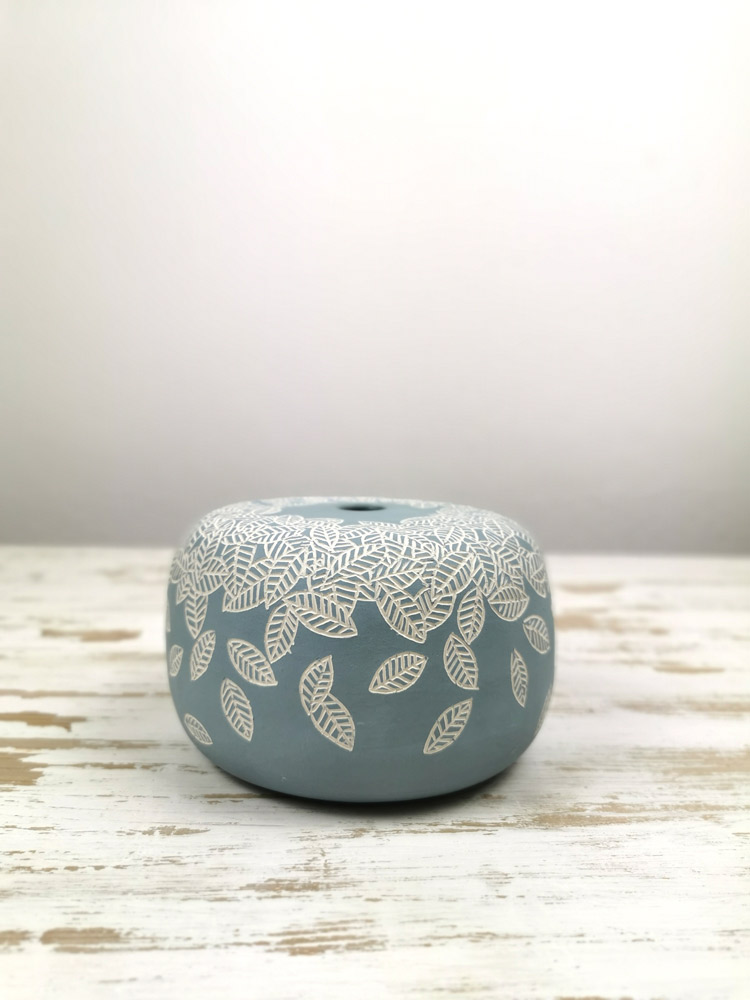 vaso tondo in ceramica con una pioggia di foglie